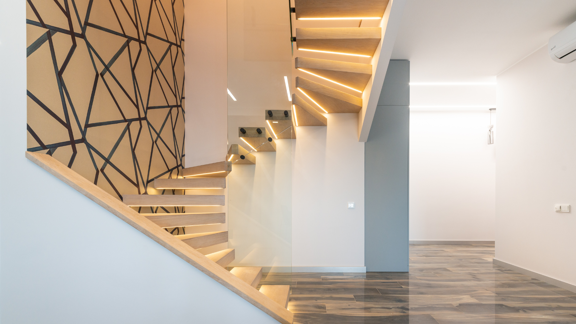 Scarile iluminate – detalii de efect pentru o casa inteligent amenajata