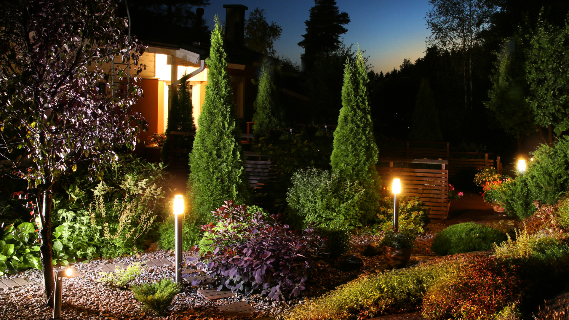 Lampi solare si proiectoare LED: alegeri inspirate pentru curtea ta