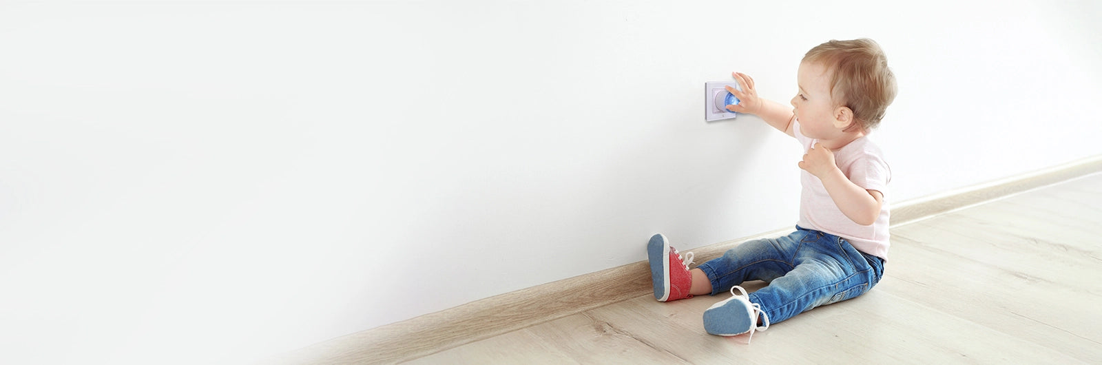 Priza inteligenta Shelly Plus Plug S cu monitorizare consum, WiFi, control aplicatie, compatibil Amazon Alexa, Google Assistant si Home Assistant